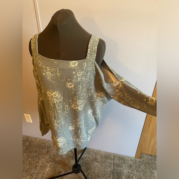 Paisley Floral Cold Shoulder Sweater - Picture 4 of 6